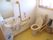 便座への移動を補助する手すりを設置している。洗面台が近くにあり、トイレ後の手洗いをスムースに行え衛生的である。