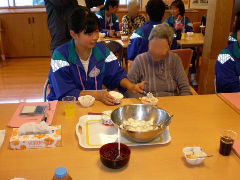 支援員と共に手作りおやつのエプロン