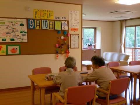 正面にある壁には、手作りの地図や季節の飾り物、地域の子どもたちの作った絵などが飾られていて、入居者様の目を楽しませている。