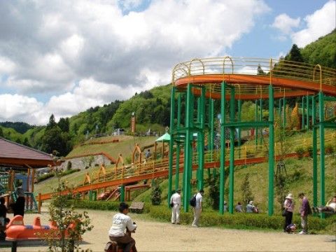 山際には大きな複合遊具があり、多くの人で賑わっている。子どもたちの明るい賑やかな声が入居者様の気持ちを明るくさせてくれる。