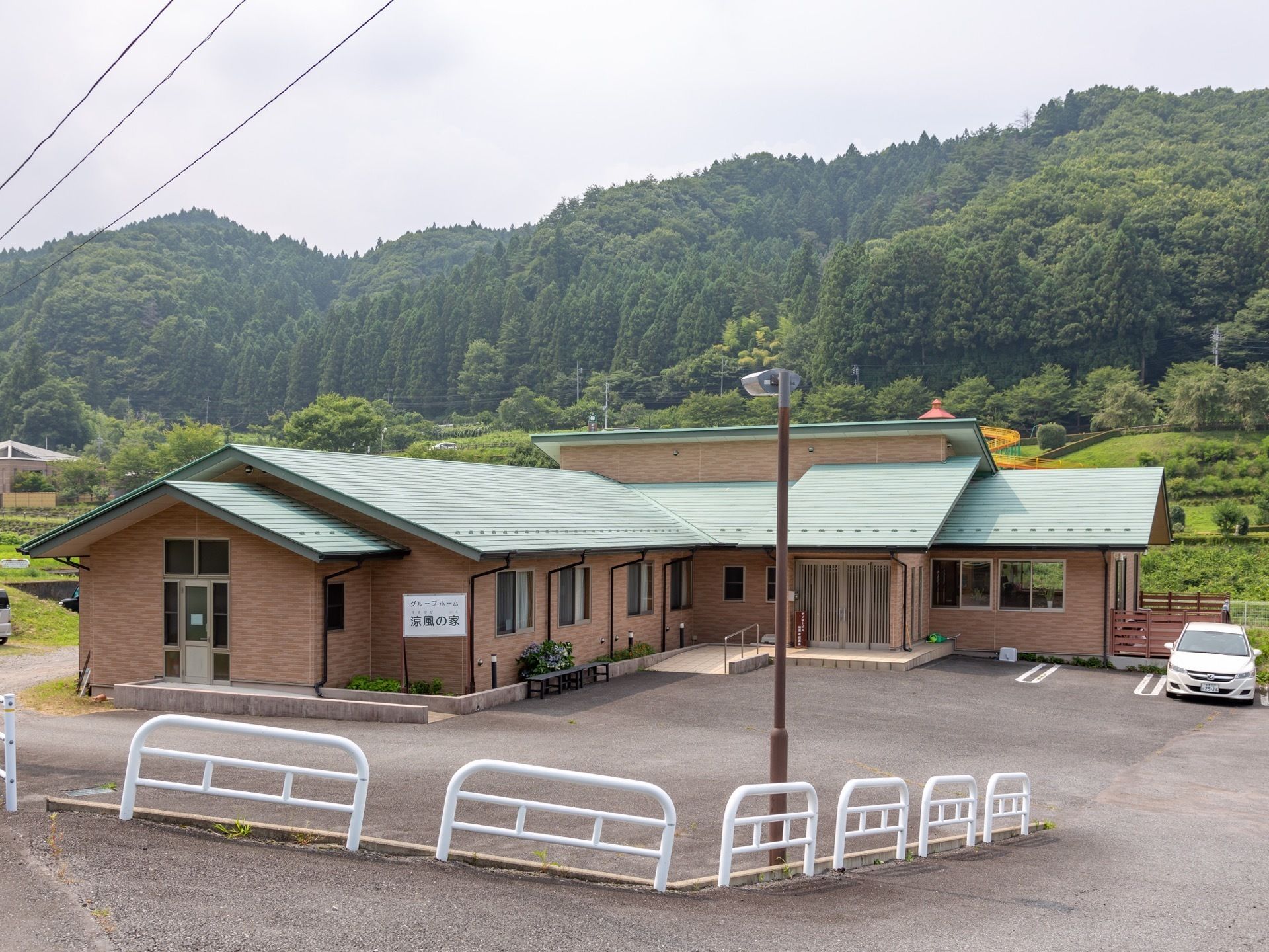 施設は自然に囲まれ、環境に恵まれた立地。四季の移り変わりを肌で感じながら快適なシルバーライフを過ごすことができる。