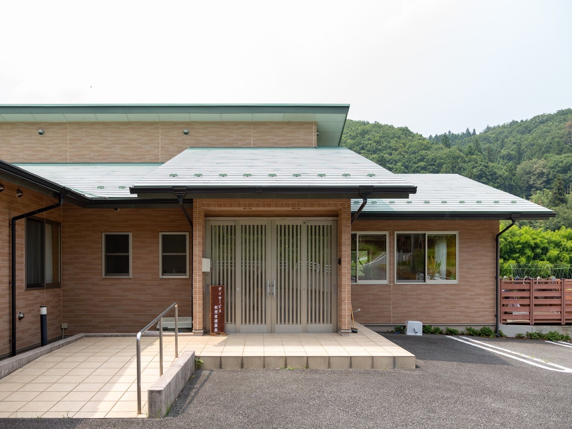 エントランスのすぐ側に駐車スペースが設置されているので、入居者様の移動の負担を最小限に留めることができる。