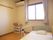 エアコンを完備し、腰高窓がある部屋は一年を通して快適に過ごすことができる。窓から差し込む光のため、明るい居室である。