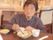 鍋料理を楽しむ入居者様。入居者様同士で一緒に食卓を囲むことで、食事をよりおいしく楽しく感じられるように工夫している。