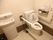 温水洗浄便座が完備されたトイレには、レバー式の手すりや呼び出しブザーで安全対策をとり、スタッフの手洗い場も設置している。