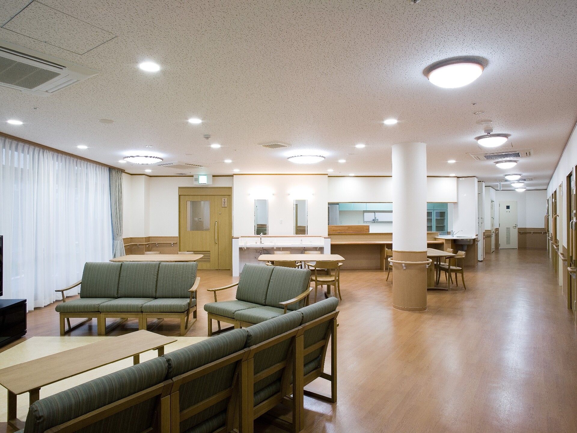 入居者様には、家庭的な雰囲気の中、お仲間とご一緒に楽しく、美味しい食事をお召し上がりいただいている。