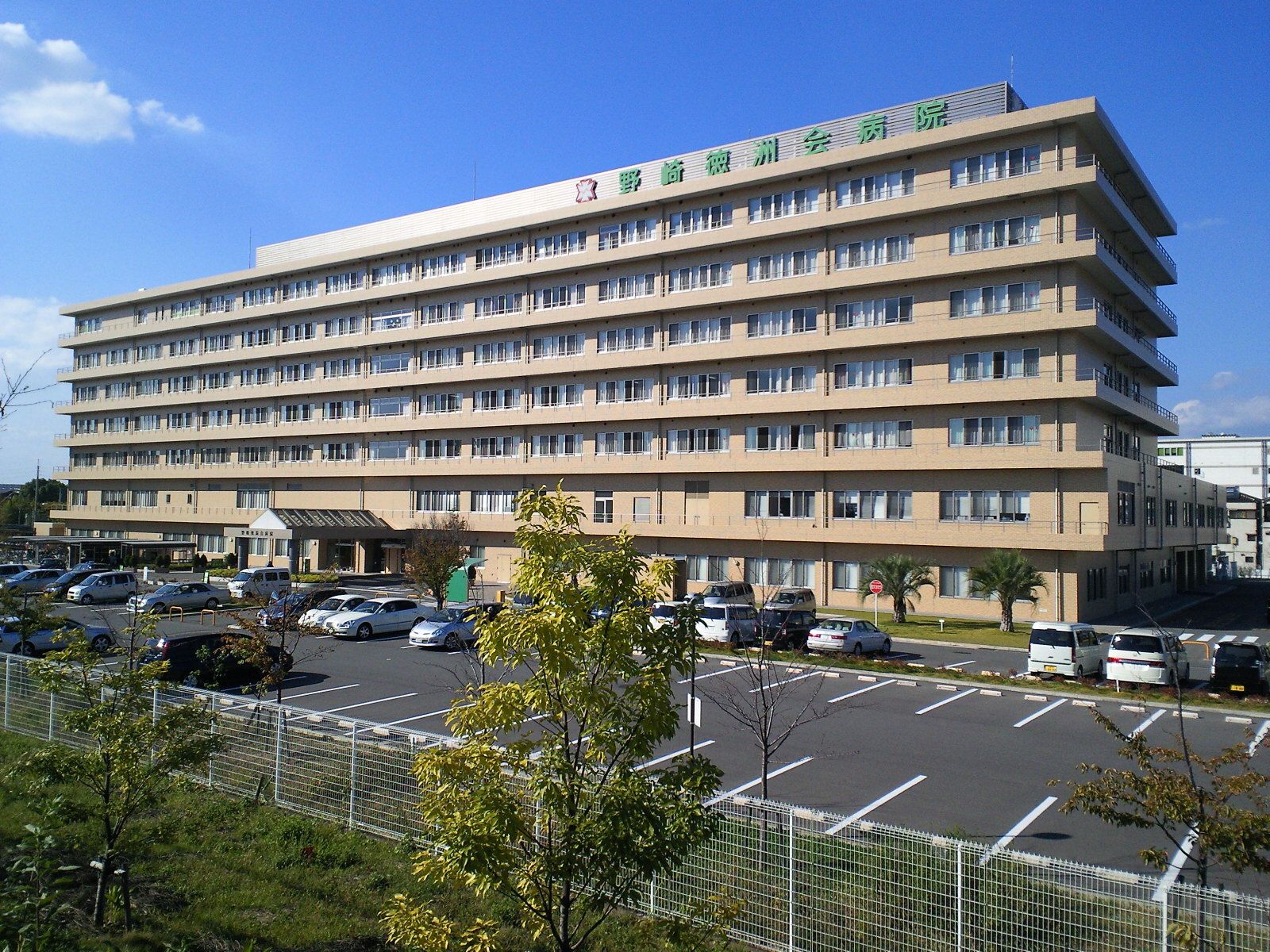 左手に駐車スペースがあり、右手に建物の入口がある。入口へは車椅子をご利用の方も入りやすいよう、スロープもついている。