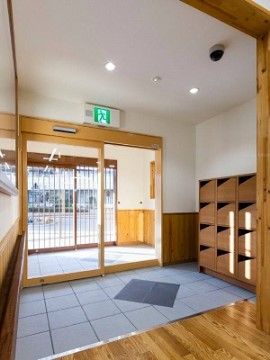 １階のエントランスは直線的な吹き抜けの広い空間である。大きなガラス張りの引き戸からは日差しが良く入り、明るいスペースである。