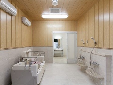 浴室は、広い洗い場でゆったりと体を洗うことができる。浴槽は介助が必要な入居者様も安心して入浴できるように、段差が低く手すりがついている。