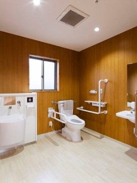 トイレは広々としたスペースで、車椅子の入居者様も安全に使用することができる。両サイドに手すりもついていて、立ったり座ったりが容易にできる。