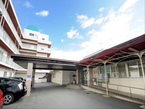 施設の近くには大きな病院があり、有事の際には素早く対応ができる。リハビリのできる病院であるので、日常のトレーニングも可能である。