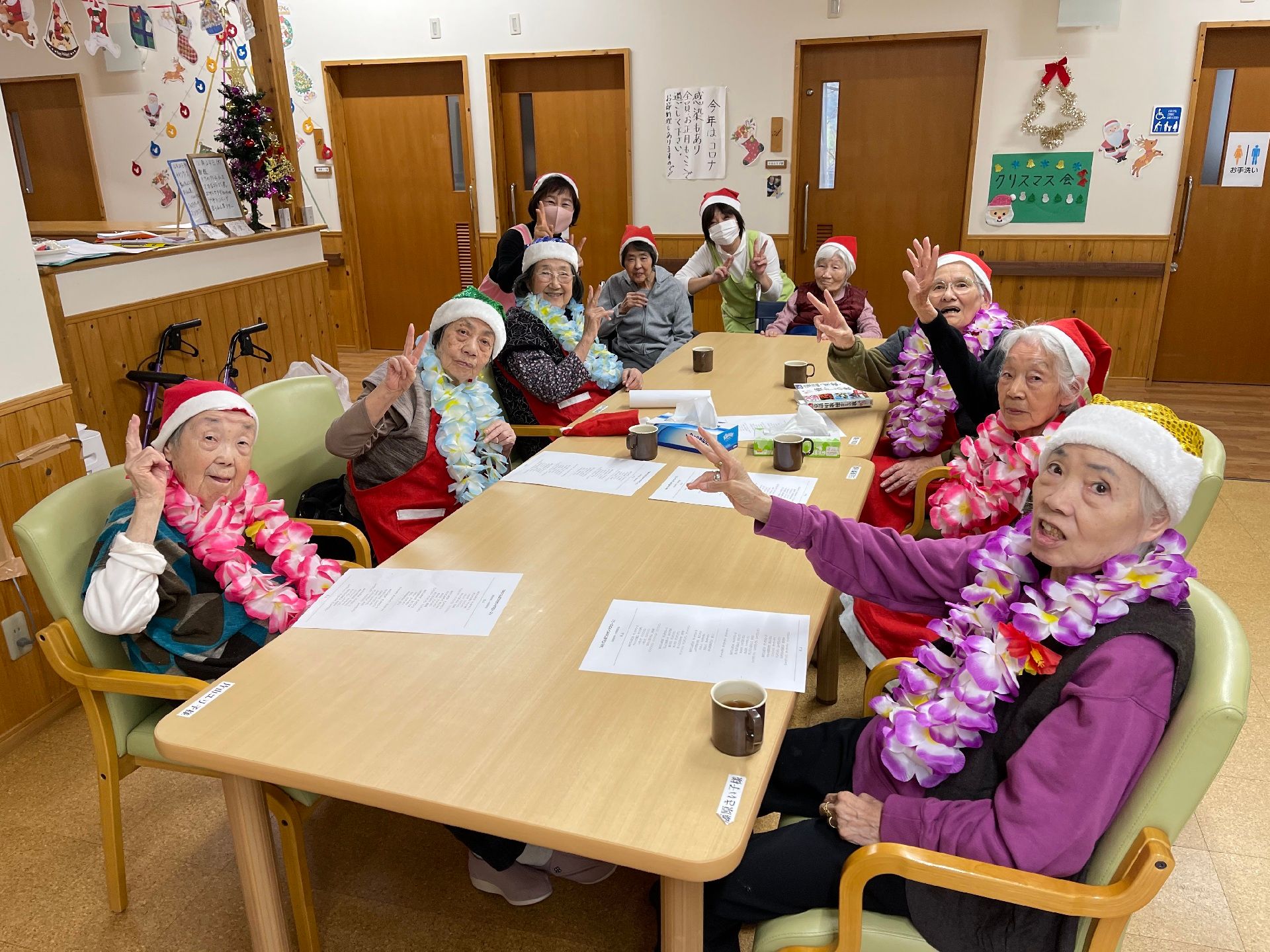 クリスマス行事にて、ステージ上で演し物を披露するスタッフたち
