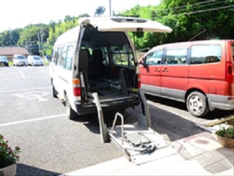 車椅子でのご利用設備が整った、施設の送迎用ワゴン車