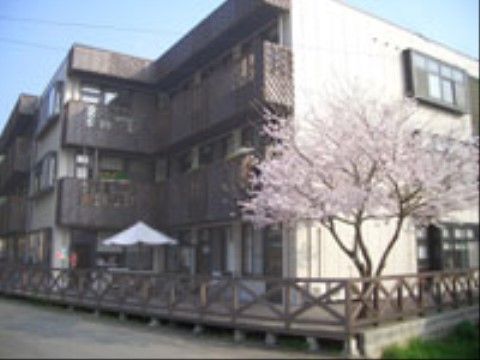 近くにある病院の外観。消化器科や循環器科を含む内科・リハビリテーション科・皮膚科などの診療を行っている。