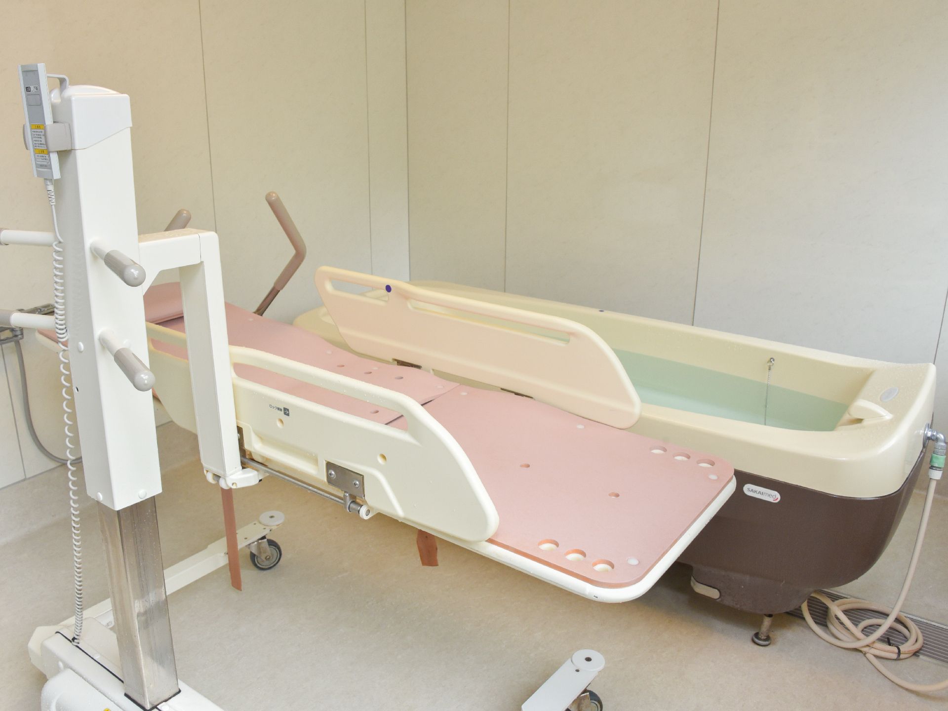 施設には寝たきりの方や介護の必要な方でも気持ちよくご入浴いただけるよう、機械浴の設備が整えられている。