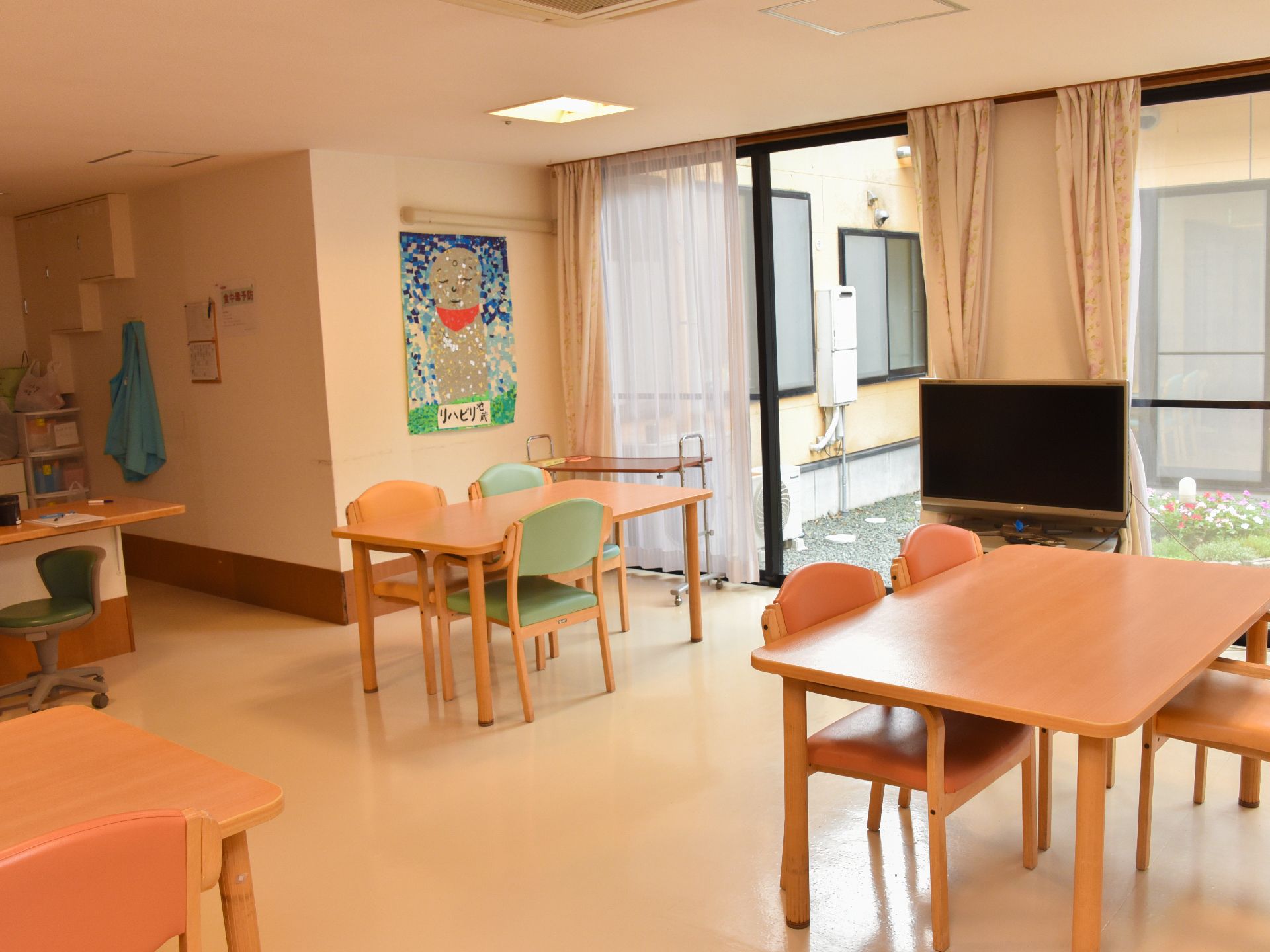 広々とした部屋の一角は大きなガラス戸になっていて、花の植えられた花壇など、外の景色を眺めることができる。