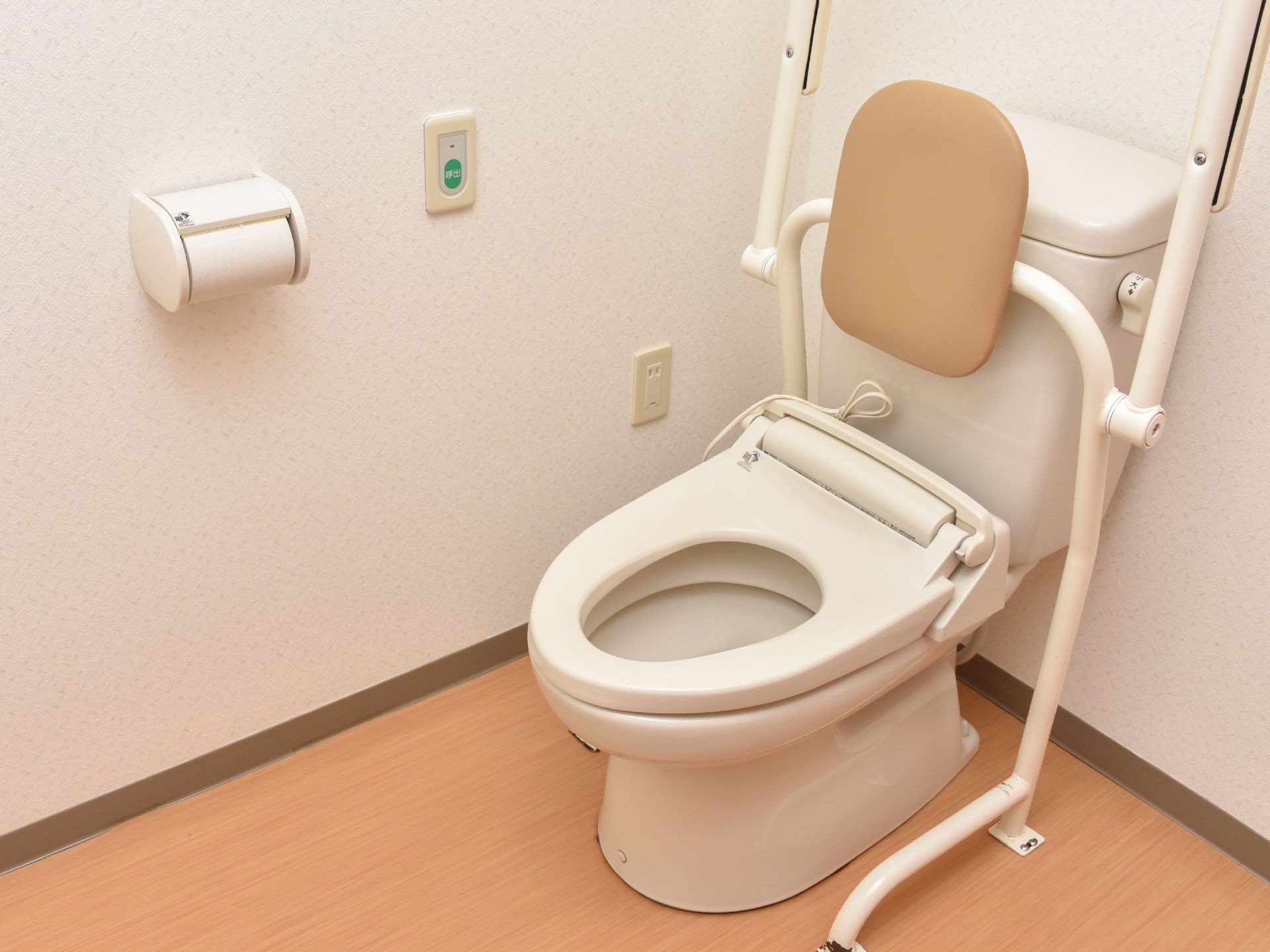 トイレには安心して快適にご利用いただけるよう背もたれや手摺りを設置。緊急時の呼び出しボタンも常備されている。