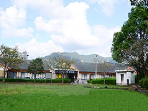 広々とした敷地があり、自然豊かな環境に建つ施設の外観