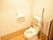 しっかりとした補助具付きのトイレである。開閉の手間を減らすためトイレの蓋は取り外してあるので、すぐにご利用いただける。