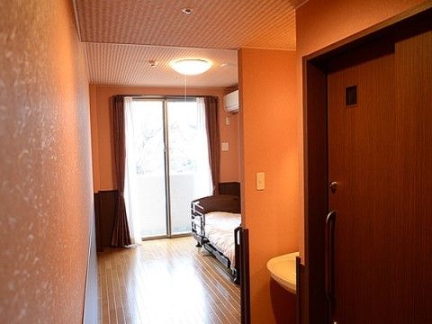 落ち着いた雰囲気になっており、十分なスペースが確保された居室
