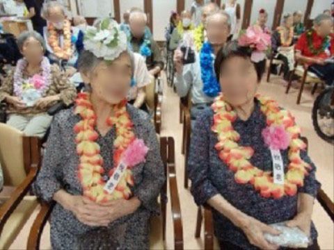 首飾りと髪飾りを付けてイベントを楽しんでいる入居者様