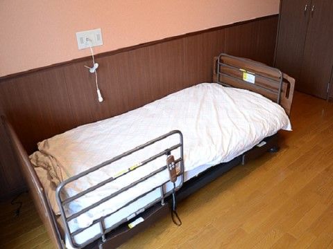 リクライニング仕様のベッドである。お好みの角度に調節してお休みいただくことができる。手の届く範囲にナースコールも設置してあり安心である。