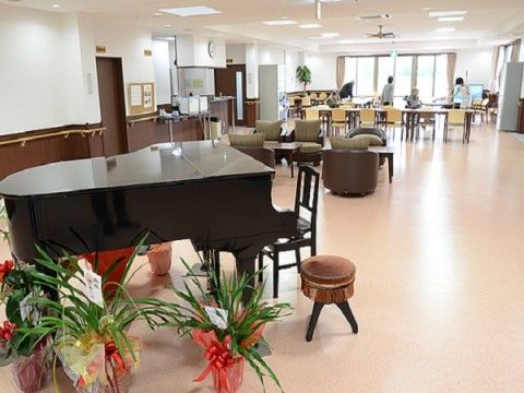 コンサートホールのようなグランドピアノが配置されている。ゆったりとしたソファも配置され、来訪者様とのひと時をお楽しみいただける。