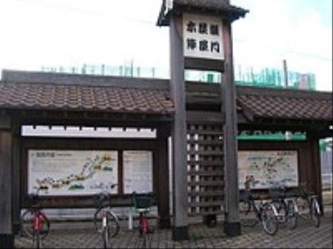 施設近くには駅があり交通の便も良い。入居者様も外出に不便がなく、また来訪者様も気軽にお立ち寄りいただける。