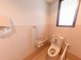 明るく清潔なトイレの内観