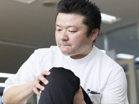 入居者様のリハビリのサポートを行っている真剣な表情のスタッフ