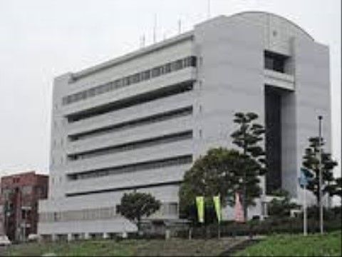 施設近くには市役所がある。来訪者様は、この６階建ての市役所を目印として、当施設へお越しいただくことができる。