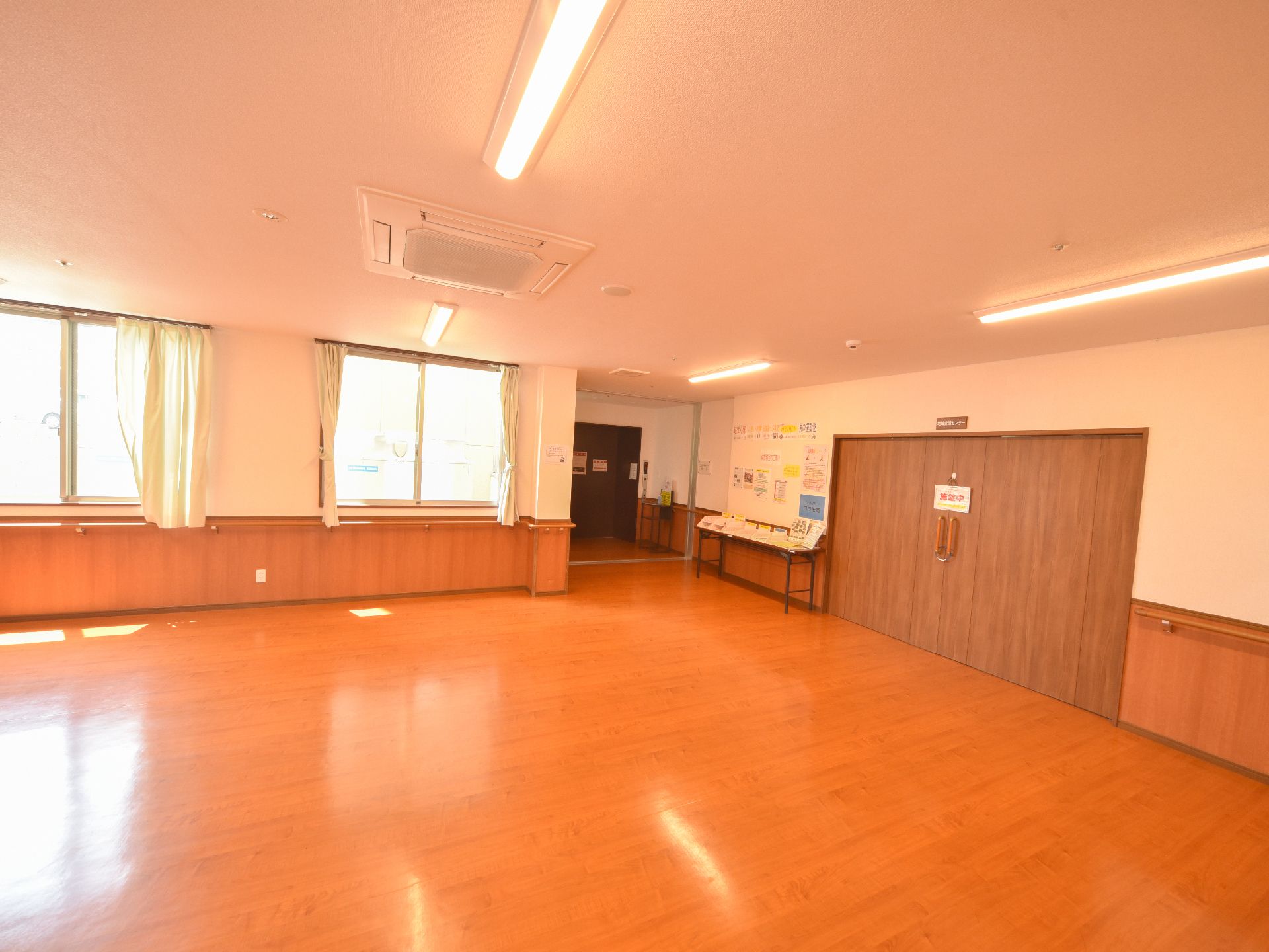 広いワンフロアの部屋である。入居者様皆様で作品を作ったり、ストレッチを行ったり、自由に有意義な時間を過ごすことができる。