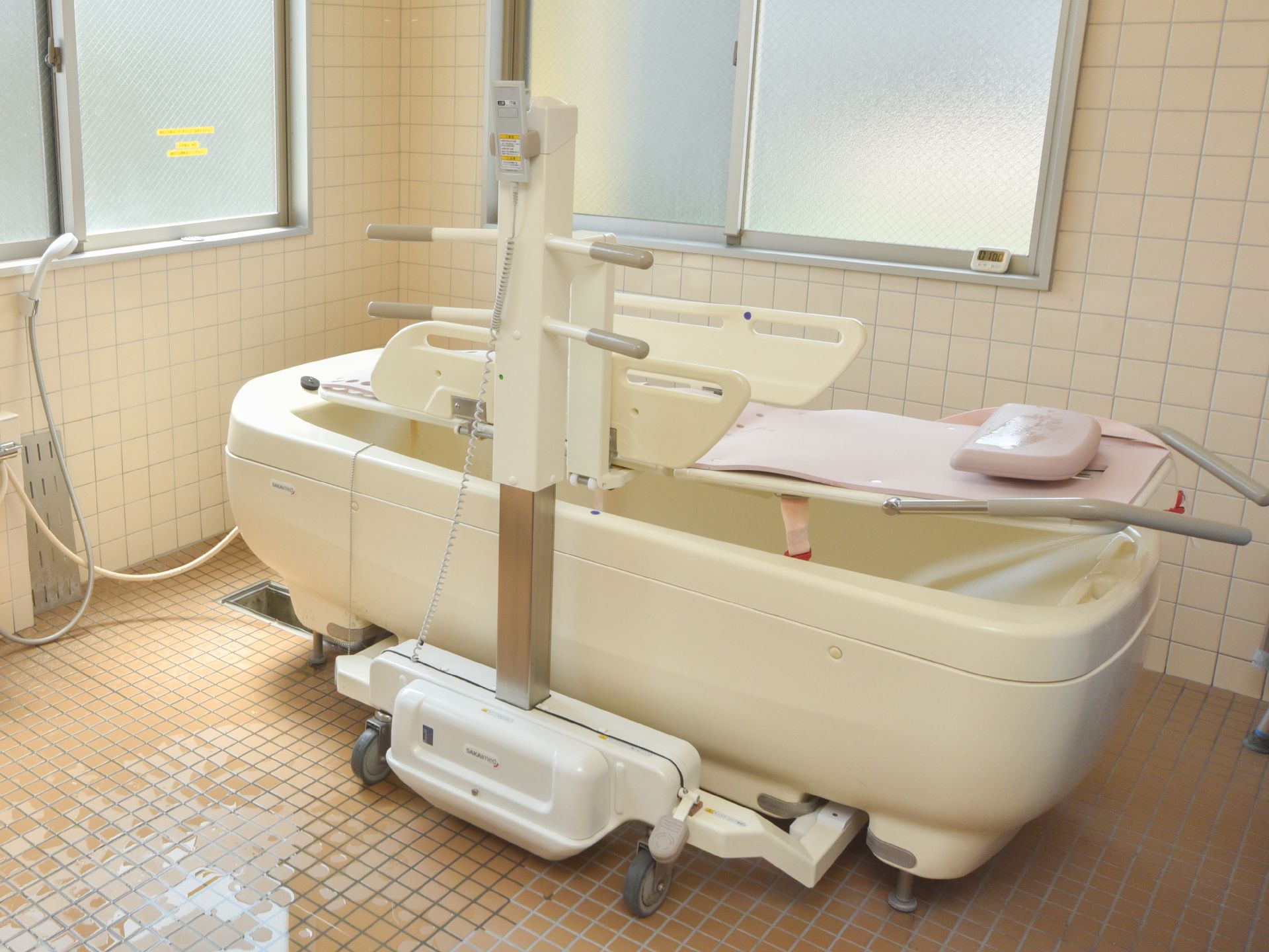 当施設では機械浴槽を導入している。入居者様は横になったまま、入浴をすることができる。入浴の際はスタッフがサポートさせていただく。