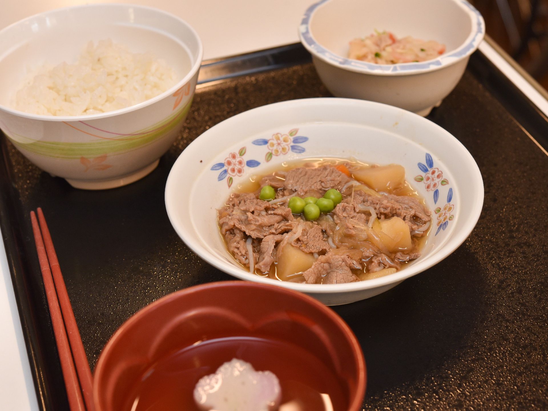 平均的な量で食べきりやすい。栄養バランスを考えられていて、身体に優しい食事である。お肉や野菜が一度に摂ることができる。