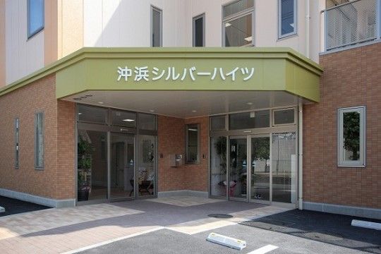 ひさし部分は緑色に塗装されている。入口が２か所あり、どちらもガラス戸になっている。入口まではレンガ調のタイルが敷かれている。