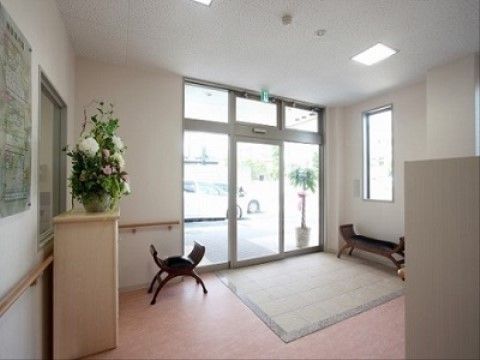 一部タイル張りの部分がある。同じ形の一人掛け用の椅子と二人掛けの椅子が置かれている。壁には手すりが設けられている。