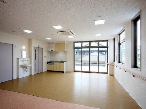 室内にはキッチンや洗面台が設置されている。２面採光になっていて日当たりがいいので気持ちよく過ごすことができる。