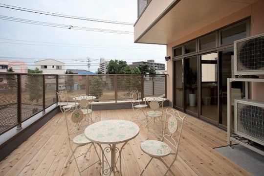 施設内にはテラスが設けられている。テーブルや椅子があるので、外の景色を眺めながらゆっくり過ごすことができる。