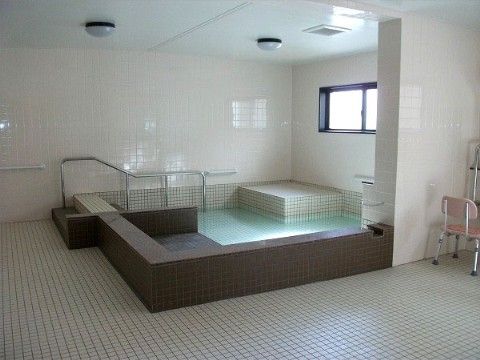 「ココファンレジデンス小田原」の浴室。湯に浸かることで、疲れを癒やしてくれる。