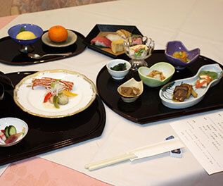 お品書きが添えられた品数豊富な食事