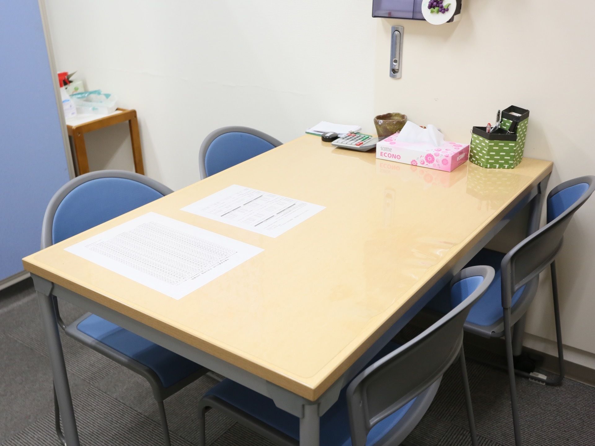 落ち着いた雰囲気の談話コーナーには、４人掛けのテーブルと椅子が設けられている。気兼ねなくスタッフとゆっくりお話しいただける。