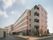 当施設は５階建ての建物で、茶を基調とした落ち着いた塗装がされている。周りには整えられた花壇があり、緑豊かである。