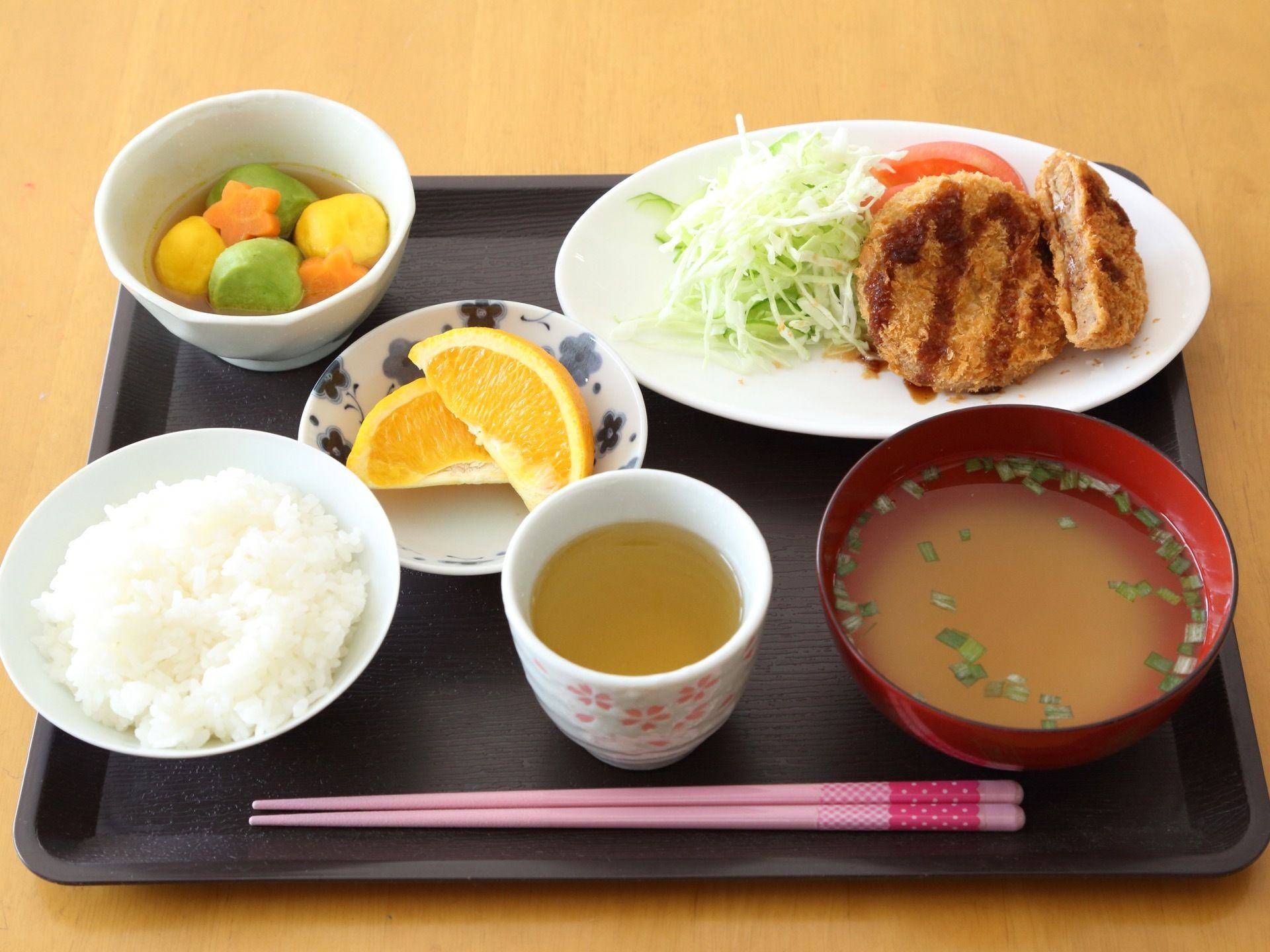 ボリュームのある食事となっている。栄養バランスを考えられたメニューで身体に優しい。デザートがついている。