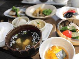 汁物とかぼちゃの煮物やトマトときゅうりのサラダが付いたメニュー