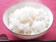 茶碗に盛り付けられた温かいご飯