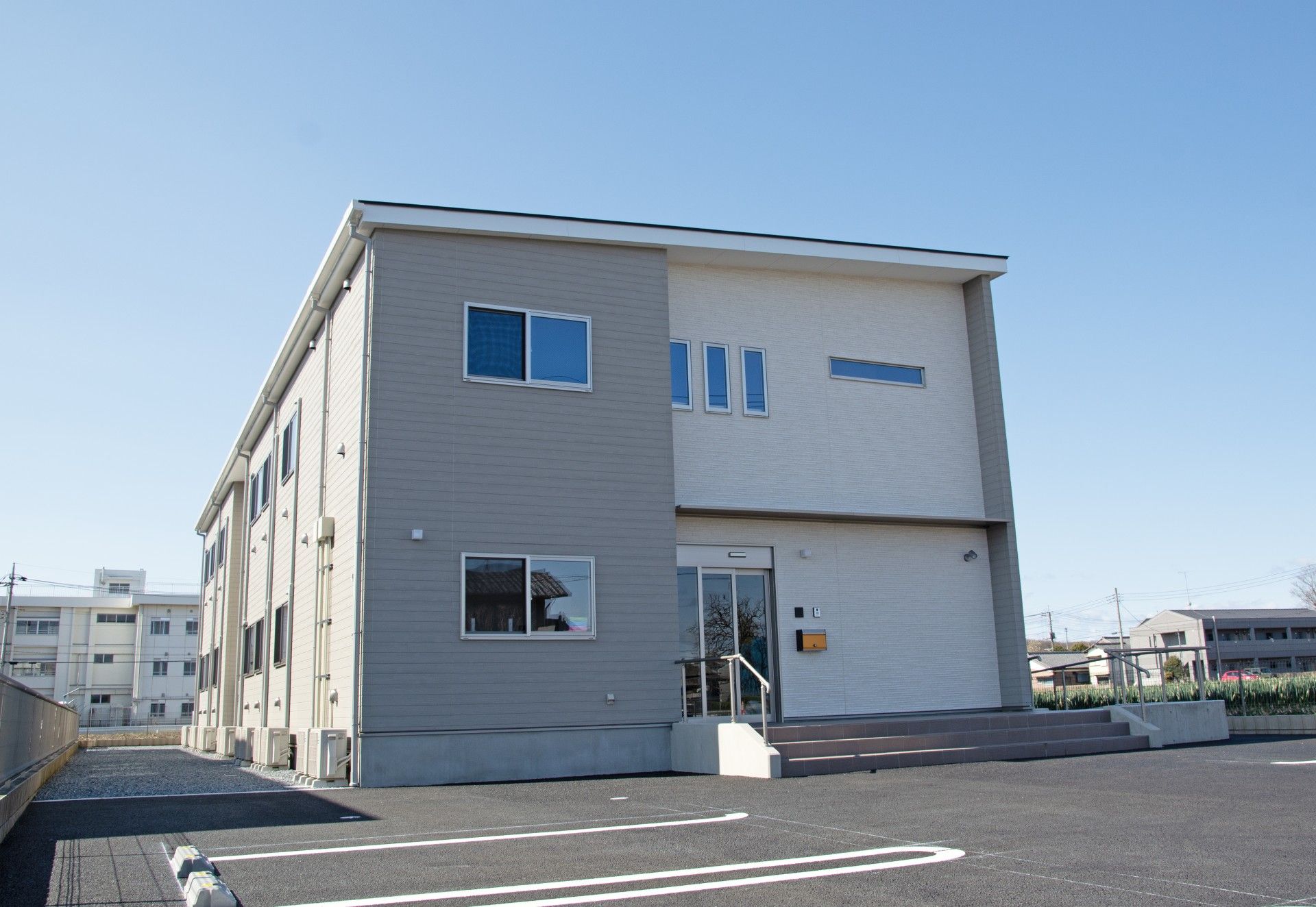 広い駐車場のある建物