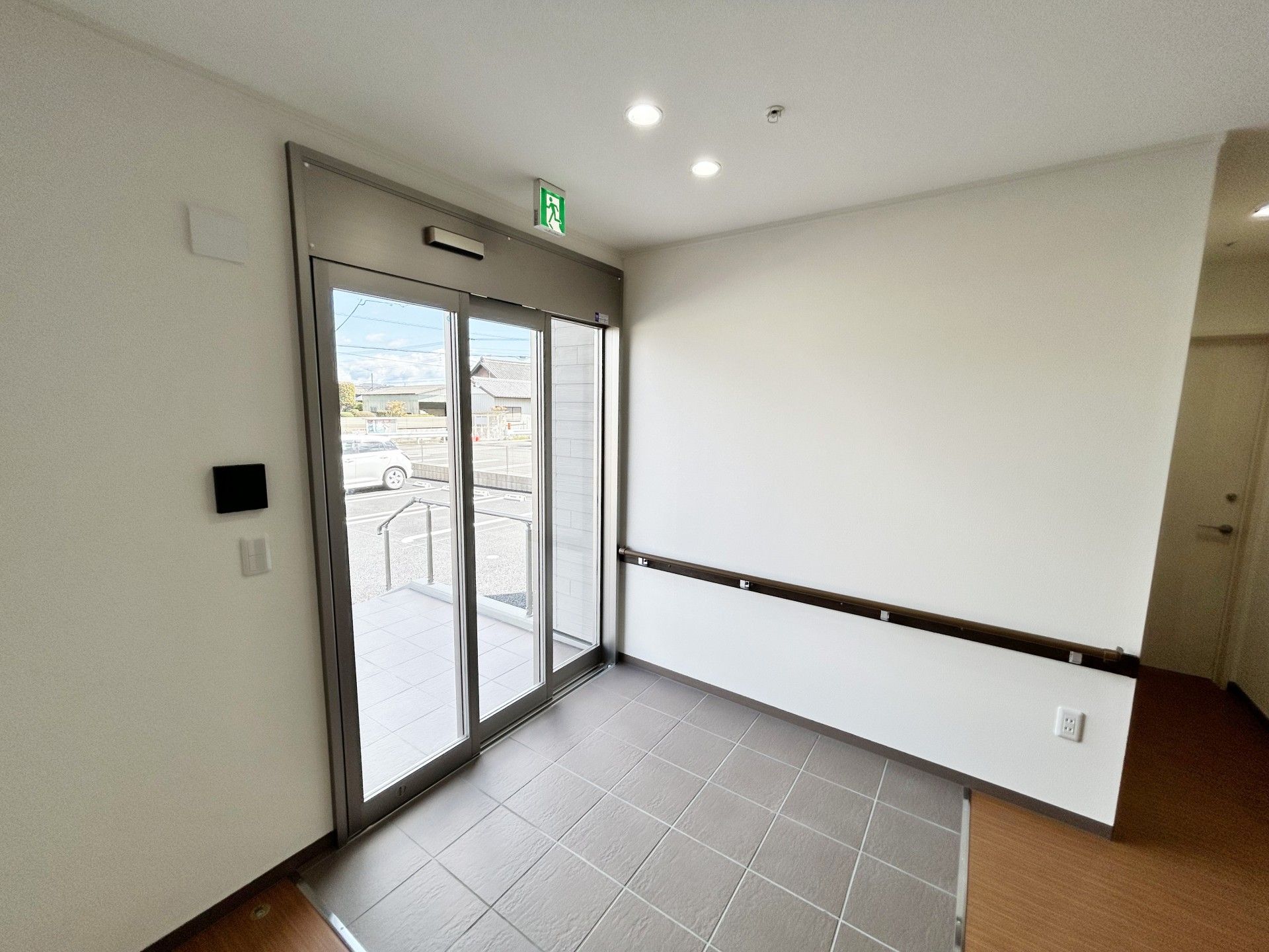 スライド式扉である。電動ベッドがあり、手すりが設置されている。フラットな床になっているので安全に利用できる。