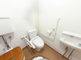バリアフリーのトイレ設備が整った空間
