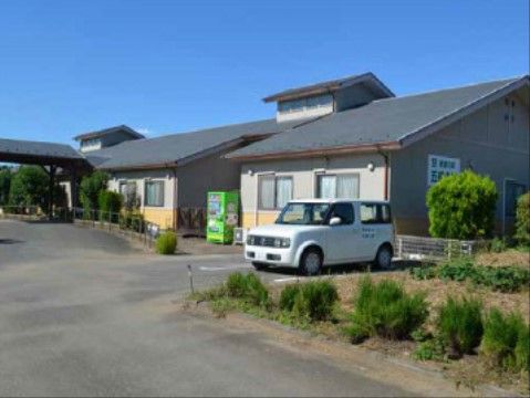 緑に囲まれた、落ち着きあるデザインの建物である。グリーンの自動販売機を設置しており、好みのドリンクを気軽に味わえる。