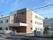 3階建ての広い大きな施設になっている。施設の前には駐車場が設けられており、周囲は安全のためフェンスで囲まれている。